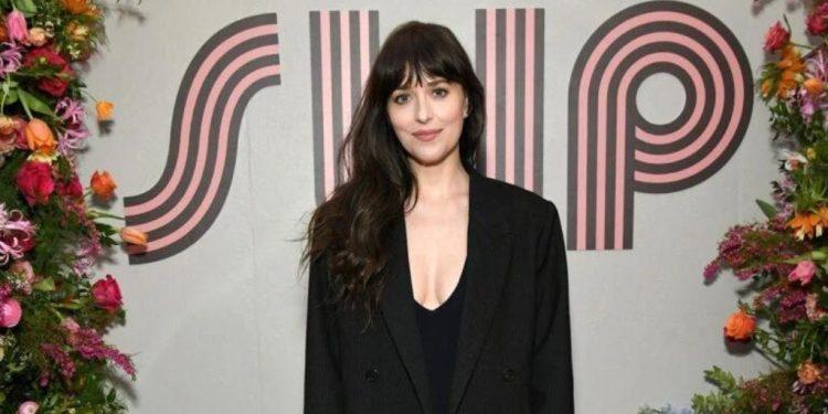 H Ντακότα Τζόνσον αποδεικνύει ότι ένα απλό, μαύρο look δεν χρειάζεται να είναι βαρετό