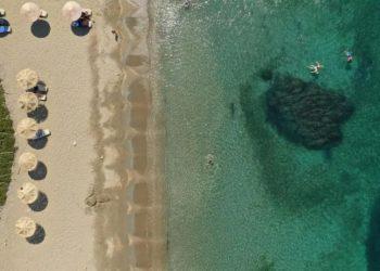 Οι καλύτερες παραλίες για το 2023 στην Ελλάδα σύμφωνα με τη γαλλική Vogue