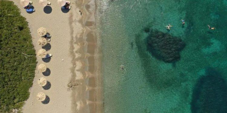 Οι καλύτερες παραλίες για το 2023 στην Ελλάδα σύμφωνα με τη γαλλική Vogue