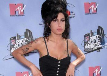 ‘Ειμι Γουάινχαουζ: Θα κυκλοφορήσει νέο βιβλίο με αποσπάσματα από τα προσωπικά της ημερολόγια