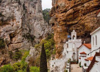 Άγιος Νικόλαος Σίντζας: Το μοναστήρι που ξεπροβάλλει από μια επιβλητική σπηλιά