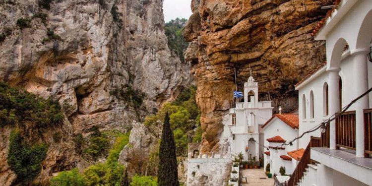 Άγιος Νικόλαος Σίντζας: Το μοναστήρι που ξεπροβάλλει από μια επιβλητική σπηλιά