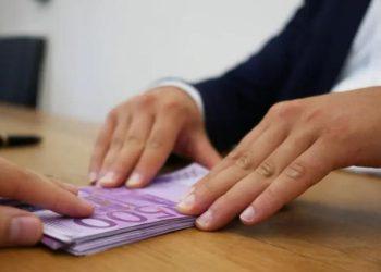 Νέος κατώτατος μισθός των 780 ευρώ: Σε ισχύ από σήμερα – Πόσο αυξάνονται τα Δώρα και τα επιδόματα