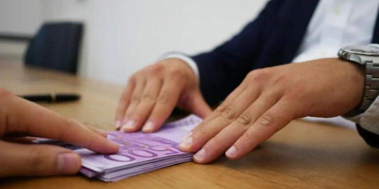 Νέος κατώτατος μισθός των 780 ευρώ: Σε ισχύ από σήμερα – Πόσο αυξάνονται τα Δώρα και τα επιδόματα