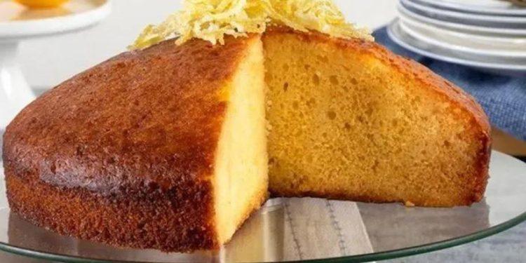 Άκης Πετρετζίκης: Σιροπιαστό κέικ λεμονιού