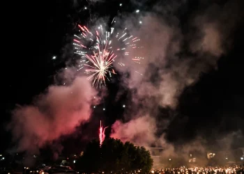 «Χριστός Ανέστη!»: Η Ελλάδα από άκρη σε άκρη γιορτάζει την Ανάσταση