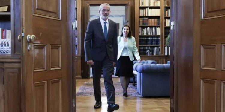 Στις 16:00 ορκίζεται πρωθυπουργός για ένα μήνα ο Ι.Σαρμάς