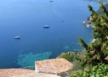 «Πόλεμος για το νερό»: H μάχη της ξηρασίας φτάνει σε πολυτελείς πισίνες της νότιας Γαλλίας