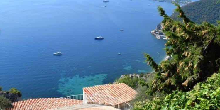 «Πόλεμος για το νερό»: H μάχη της ξηρασίας φτάνει σε πολυτελείς πισίνες της νότιας Γαλλίας