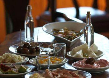 Όλυμπος: Η τελετουργία του τσίπουρου από κούμαρα μέσα στα μυστήρια του Ολύμπου