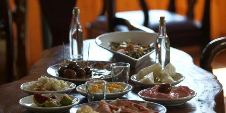 Όλυμπος: Η τελετουργία του τσίπουρου από κούμαρα μέσα στα μυστήρια του Ολύμπου