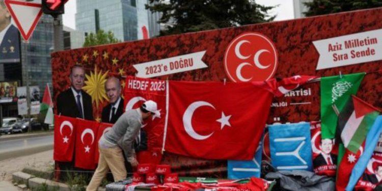 Εκλογές στην Τουρκία: Μαζική η συμμετοχή τις πρώτες ώρες – Σεισμόπληκτοι ψηφίζουν ανάμεσα στα ερείπια