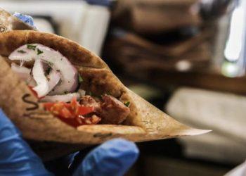 Μύκονος: Αγγελία για τυλιχτή με μισθό 3.600 ευρώ σε σουβλατζίδικο