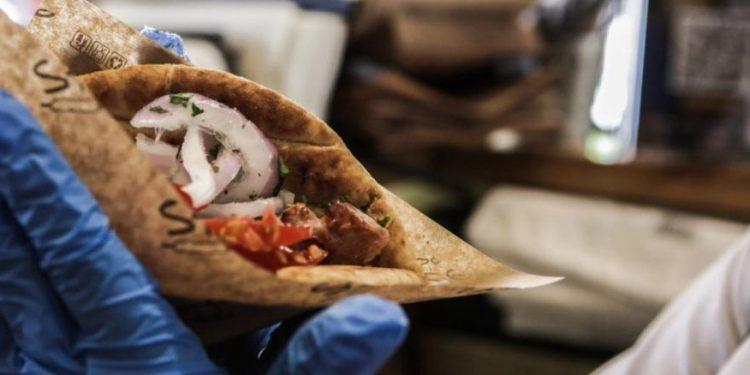 Μύκονος: Αγγελία για τυλιχτή με μισθό 3.600 ευρώ σε σουβλατζίδικο