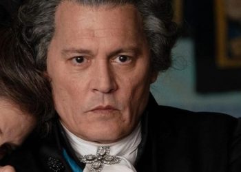 Τζόνι Ντεπ: Παίζει κιθάρα με τσιγάρο στο στόμα ως… βασιλιάς Λουδοβίκος – Δείτε το βίντεο