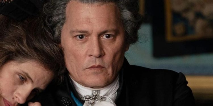 Τζόνι Ντεπ: Παίζει κιθάρα με τσιγάρο στο στόμα ως… βασιλιάς Λουδοβίκος – Δείτε το βίντεο