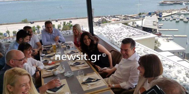 Εκλογές 2023: Ο Αλέξης Τσίπρας σε εστιατόριο στο Μικρολίμανο