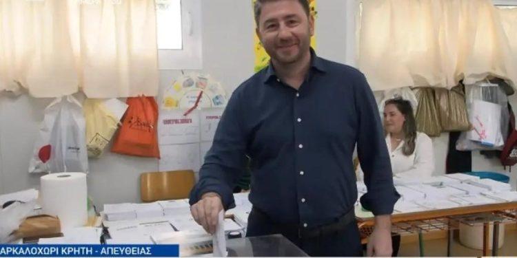 Εκλογές 2023 – Στο Αρκαλοχώρι ψήφισε ο Νίκος Ανδρουλάκης – «Ήρθε η ώρα του κυρίαρχου ελληνικού λαού»