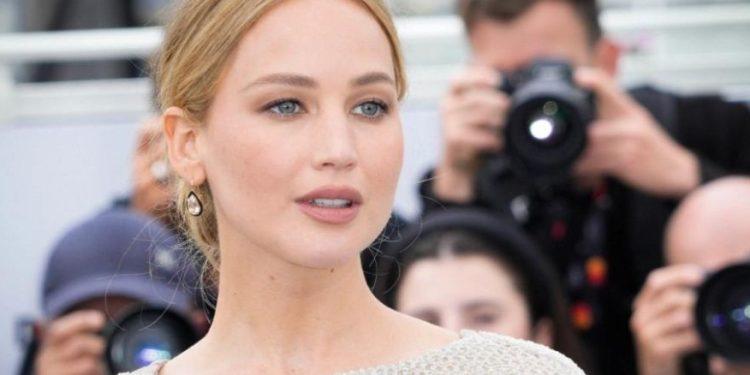 Τζένιφερ Λόρενς: Η εντυπωσιακή εμφάνιση της ηθοποιού στο Φεστιβάλ των Καννών για το «Bread and Roses»