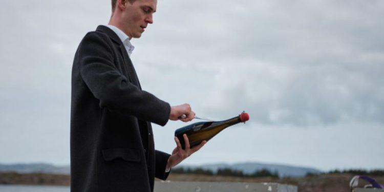 Το πρώτο αφρώδες κρασί στον κόσμο «παλαιωμένο στο αρκτικό νερό»