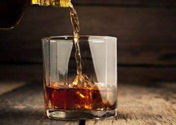 Πόσο ουίσκι πίνουν οι Ελληνες – Από τις παλιές ελληνικές ταινίες έως τα πανευρωπαϊκά ρεκόρ κατανάλωσης