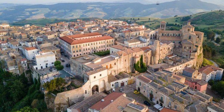 Ιρσίνα: Το ιταλικό χωριό που «αναγεννήθηκε» από ξένους συνταξιούχους