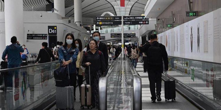 Κίνα – Ανάλυση Reuters: Τι συμβαίνει και επιβάλλεται απαγόρευση εξόδου από τη χώρα σε χιλιάδες πολίτες