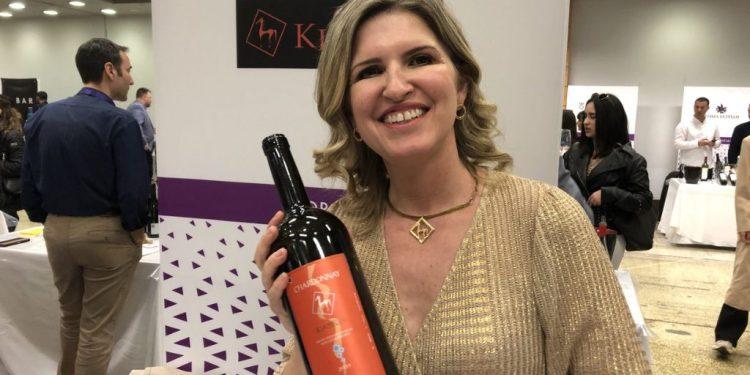 Πρώτη εμφιάλωση για το ερυθρό Μάρων Κίκονες από ποικιλία Sangiovese σε φιάλη Magnum