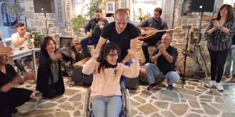 Αμοργός: Χορεύει «μπάλο» με το αναπηρικό της αμαξίδιο και παραδίδει μαθήματα ζωής – Δείτε το βίντεο