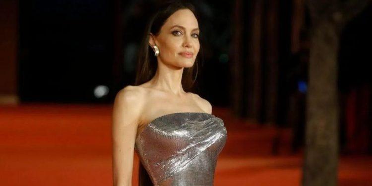 Αντζελίνα Τζολί: Η ανάρτησή της για τη μητέρα της που έφυγε από τη ζωή μετά από μάχη με τον καρκίνο του μαστού