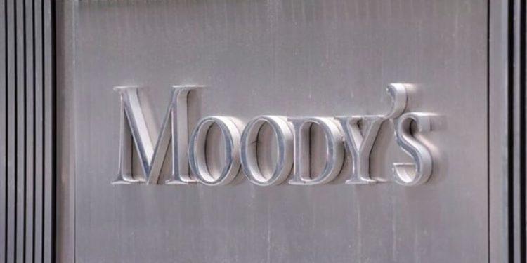 Moody’s: Παγκόσμιο ρεκόρ στη μείωση του χρέους θα καταγράψει η Ελλάδα