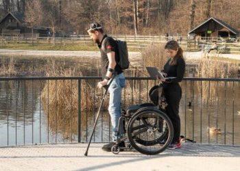 Εμφύτευμα βοηθά ασθενή με παράλυση να περπατήσει