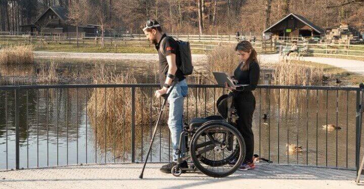 Εμφύτευμα βοηθά ασθενή με παράλυση να περπατήσει