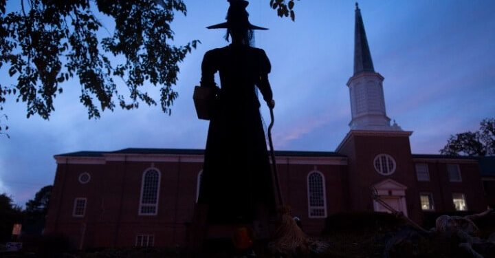 Απαλλάσσονται από τις κατηγορίες «μάγισσες» στις ΗΠΑ, με κάποια καθυστέρηση