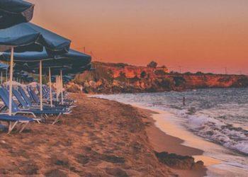 «Στα ύψη» οι τιμές στις παραλίες – 90 ευρώ για μια ξαπλώστρα στο Σούνιο