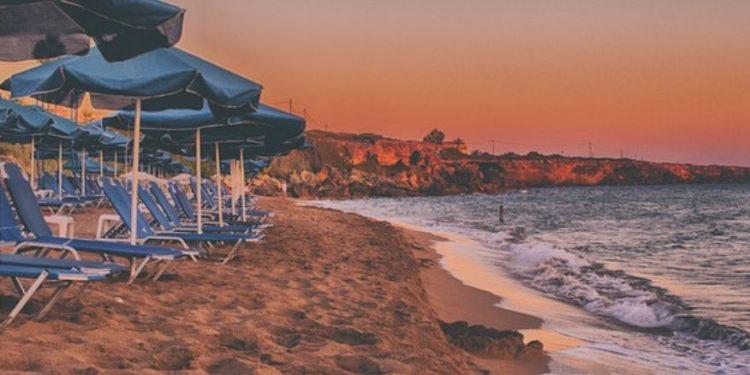 «Στα ύψη» οι τιμές στις παραλίες – 90 ευρώ για μια ξαπλώστρα στο Σούνιο