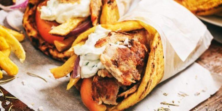 Σουβλάκι… όπως λέμε χαβιάρι: Έως και 15 ευρώ το τυλιχτό στη Μύκονο – Οι τιμές στα υπόλοιπα νησιά