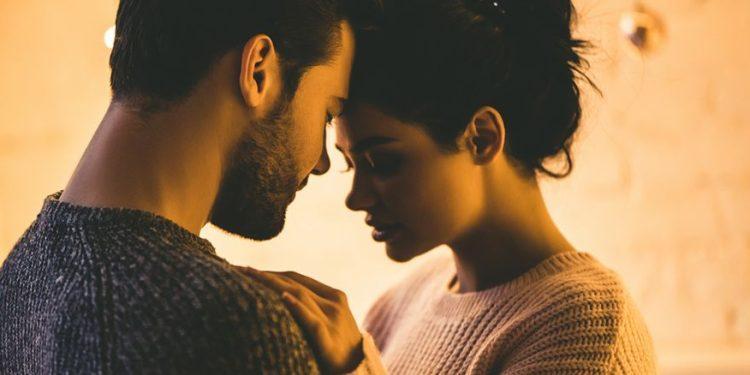 Σεξ: Πόσο συχνά κάνουν έρωτα οι παντρεμένοι;