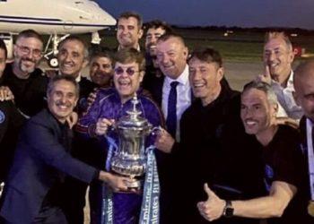 Κύπελλο Αγγλίας: Ο Έλτον Τζον… σήκωσε την «κούπα» μαζί με τη Μάντσεστερ Σίτι (Βίντεο)