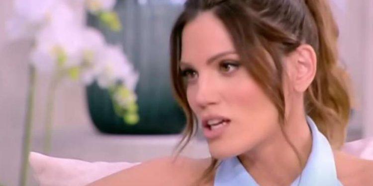 Μαίρη Συνατσάκη: «Τη μητρότητα τη βιώνω σαν μια περιπέτεια»