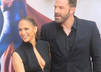 Τζένιφερ Λόπεζ – Μπεν Άφλεκ: Ποζάρουν αγκαλιασμένοι στην πρεμιέρα της ταινίας «The Flash»