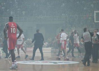 Παναθηναϊκός – Ολυμπιακός: Οριστική διακοπή στον 4ο τελικό – Ρίψη καπνογόνων και αντικειμένων στο παρκέ