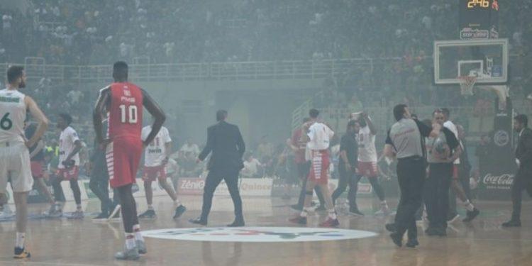 Παναθηναϊκός – Ολυμπιακός: Οριστική διακοπή στον 4ο τελικό – Ρίψη καπνογόνων και αντικειμένων στο παρκέ