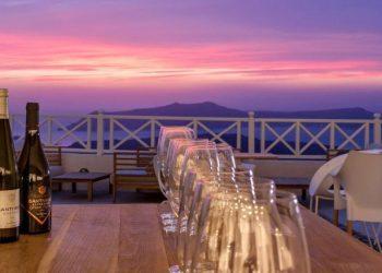 Στροφή σε αιωνόβια αμπελοτόπια και οινοποίηση σε τσιμεντένιες δεξαμενές από Santo Wines