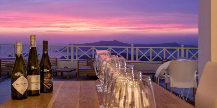 Στροφή σε αιωνόβια αμπελοτόπια και οινοποίηση σε τσιμεντένιες δεξαμενές από Santo Wines