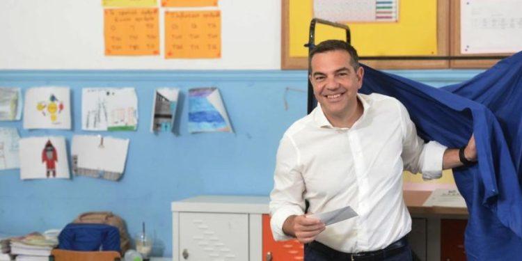 Εκλογές 2023: Στο Περιστέρι ψήφισε ο Αλέξης Τσίπρας