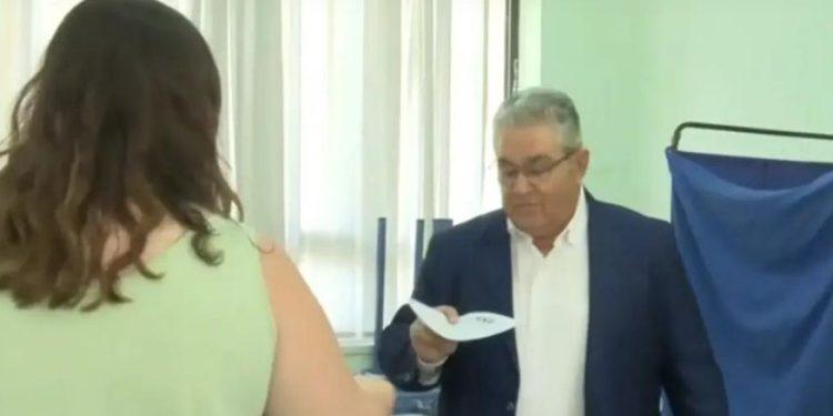 Εκλογές 2023: Απρόοπτο με τον Δημήτρη Κουτσούμπα – Δεν του έδωσαν ψηφοδέλτιο του ΚΚΕ