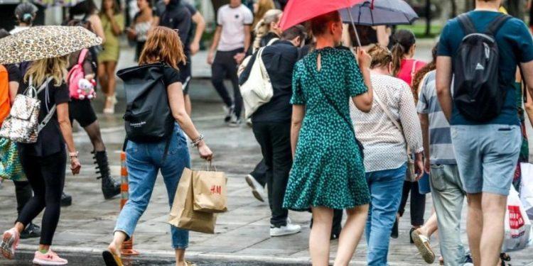 Καιρός: Ζέστη και μεσημεριανές μπόρες σήμερα – Ποιες περιοχές επηρεάζονται