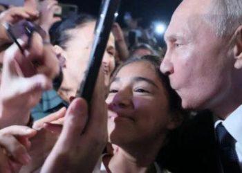 Πούτιν: Σπάνια δημόσια εμφάνιση με selfies και χειραψίες