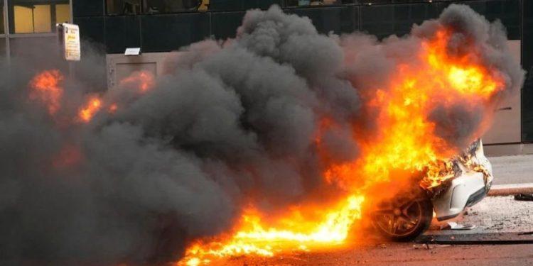 Εξέγερση στη Γαλλία: Ο Μακρόν κατεβάζει τα τεθωρακισμένα της αστυνομίας – Σταματούν οι δημόσιες συγκοινωνίες